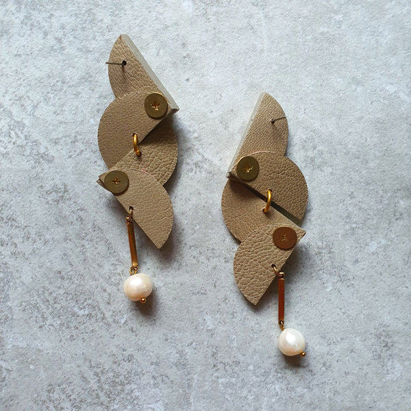 Stained-Glass Fan Dangle-studs (WHITE)